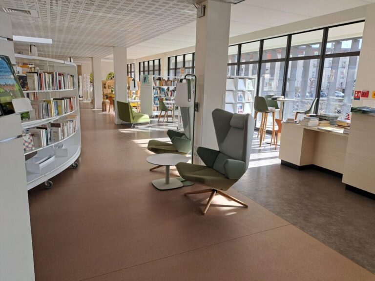 Image 0 : DÉBAT LIBÉRER L'INFORMATION LES MÉDIAS INDÉPENDANTS ROUVRENT LE JEU